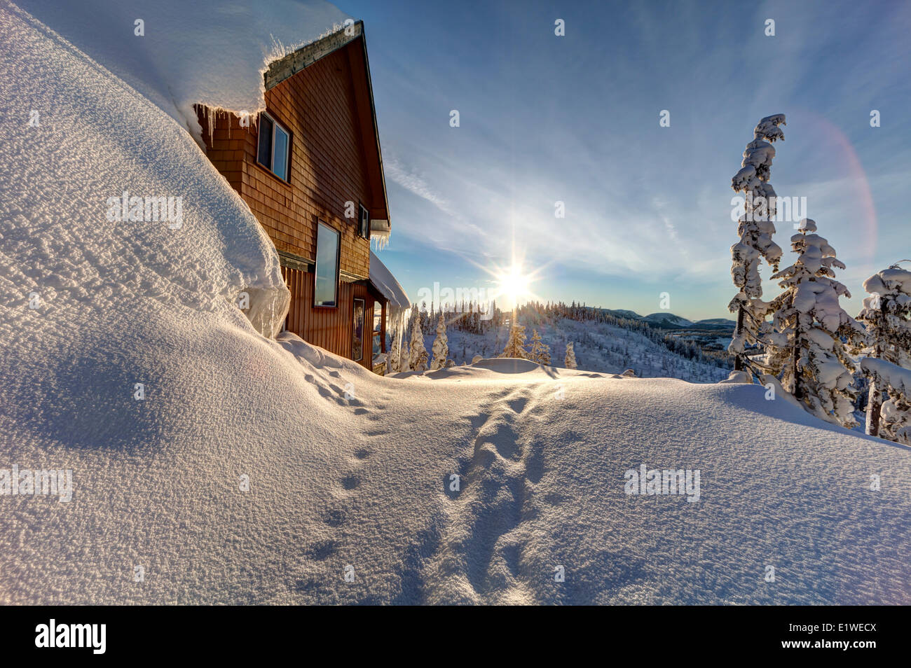 Eine Skihütte im tiefen Schnee bedeckt ist eine bekannte Website bis auf Mt. Washington kleinen Dorf Loacted in der Nähe von Ski-Hügel.  Mt. Stockfoto