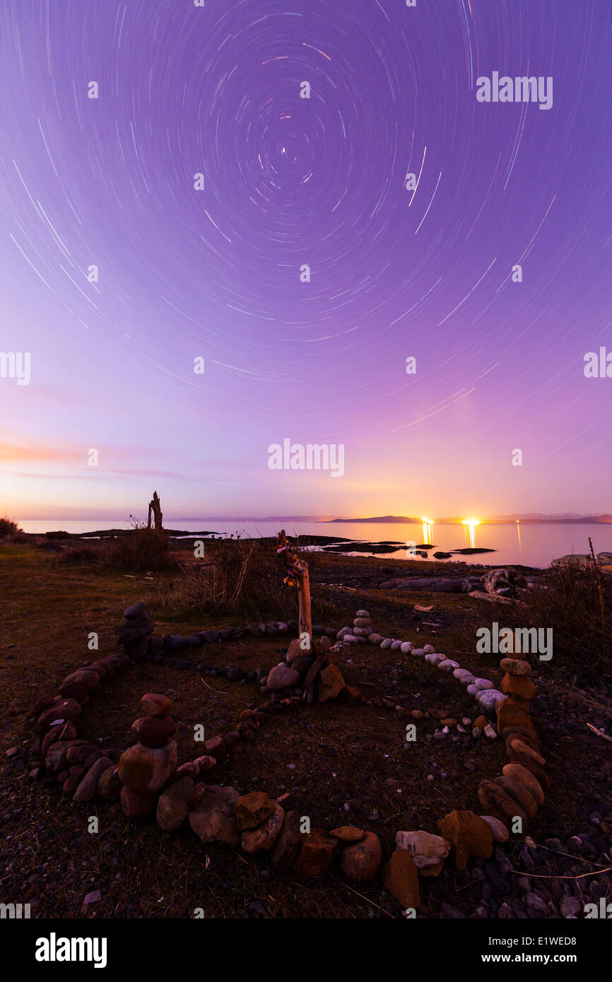 Ambient light Sternspuren skizziert ein Medizinrad oder Heilige Hoop auf Hornby Island.  Hornby Island nördliche Gulf Islands Stockfoto