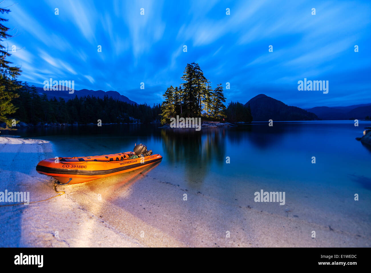 MV Columbia III Ausschreibung leuchtet in der Nacht zusammen mit einer kleinen Insel in den Schären Broughton.  Broughton Archipel Stockfoto