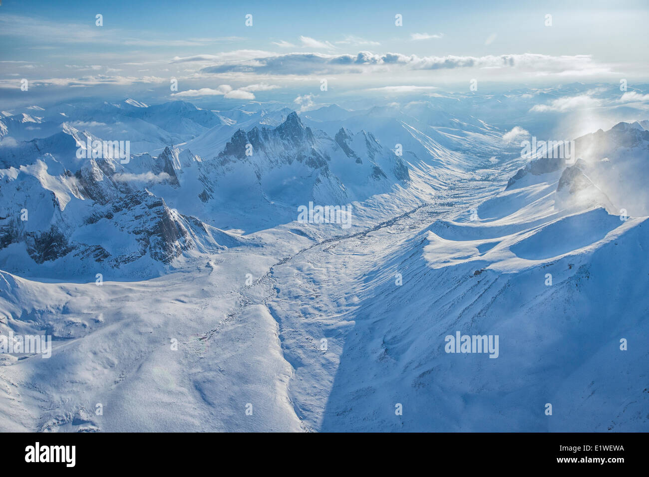 Luftaufnahme der Ogilvie Mountains in Tombstone Territorial Park Yukon. Schnee bedeckte Berge, die Nord-Klondike gesehen werden Stockfoto