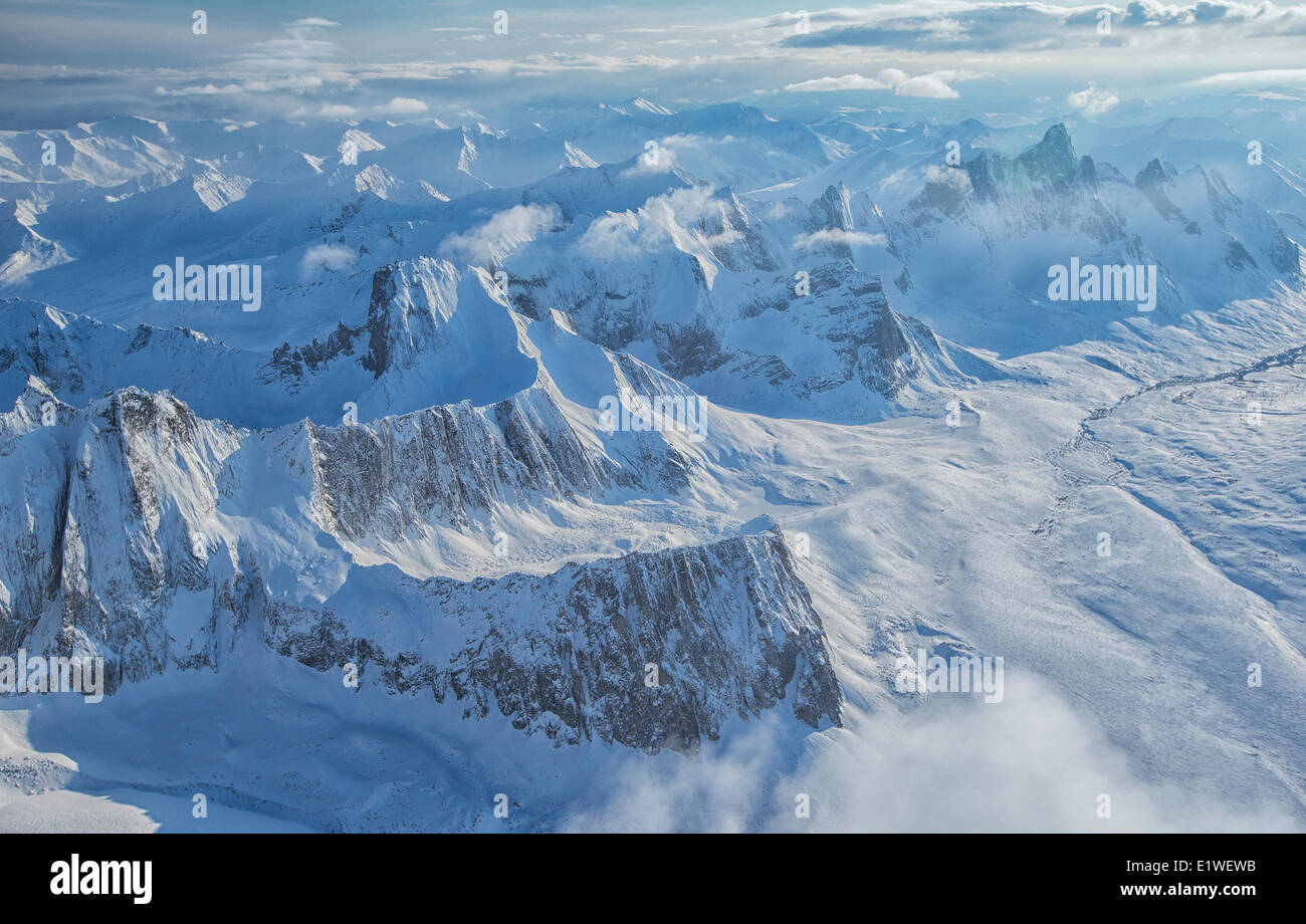 Luftaufnahme der Ogilvie Mountains in Tombstone Territorial Park Yukon. Schnee bedeckte Berge, die Nord-Klondike gesehen werden Stockfoto