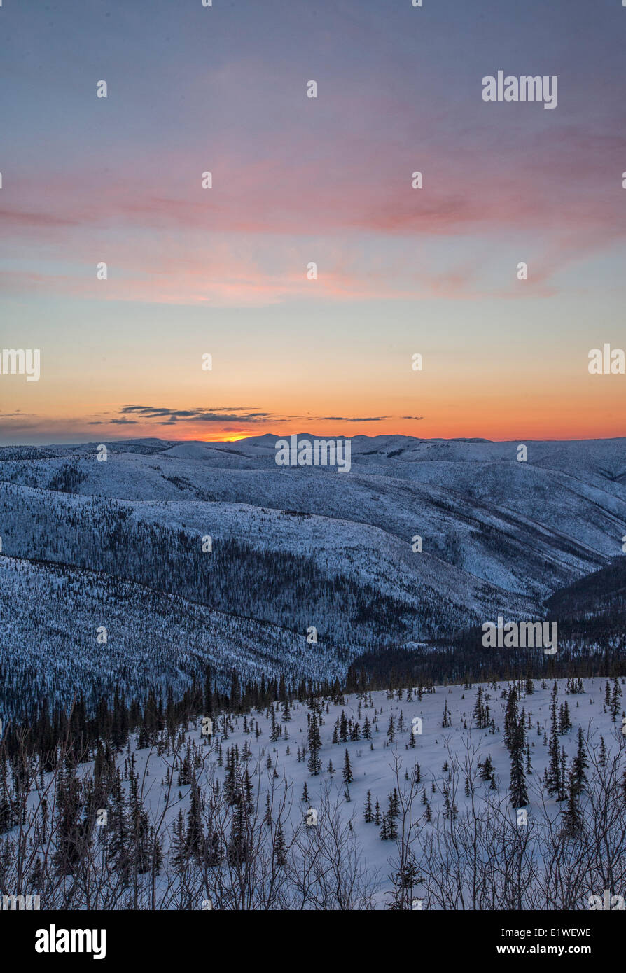 Sonnenuntergang beleuchtet Wolken gesehen von der Spitze des the World Highway außerhalb von Dawson City, Yukon. Stockfoto