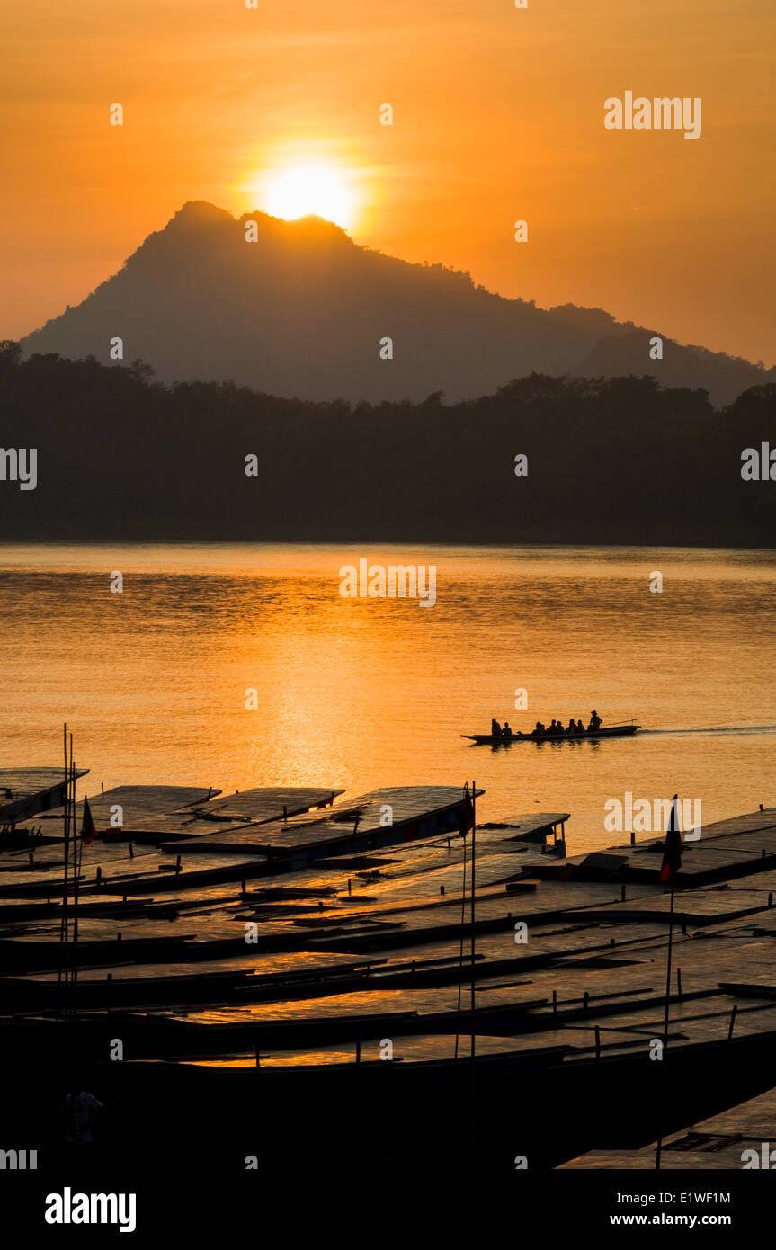 Die Sonne geht über dem Mekong in Luang Rachentupfer, Laos Stockfoto
