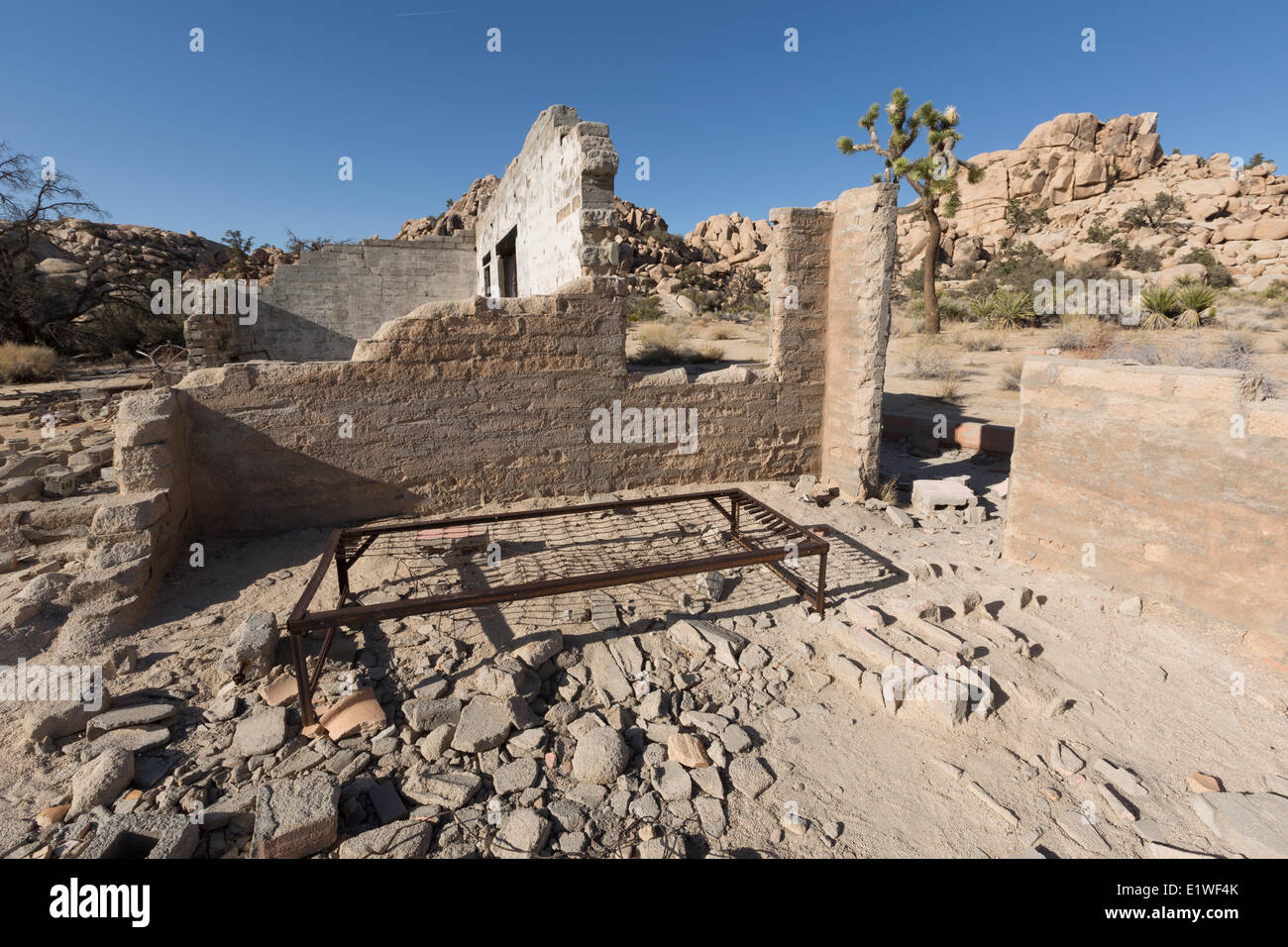 Verfallenes Haus inmitten den durcheinander Felsen des Joshua Tree National Park, Kalifornien. Stockfoto
