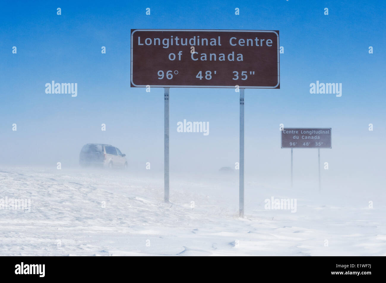 Beschilderung entlang der Trans-Canada Highway östlich von Winnipeg während Winter, Manitoba, Kanada Stockfoto