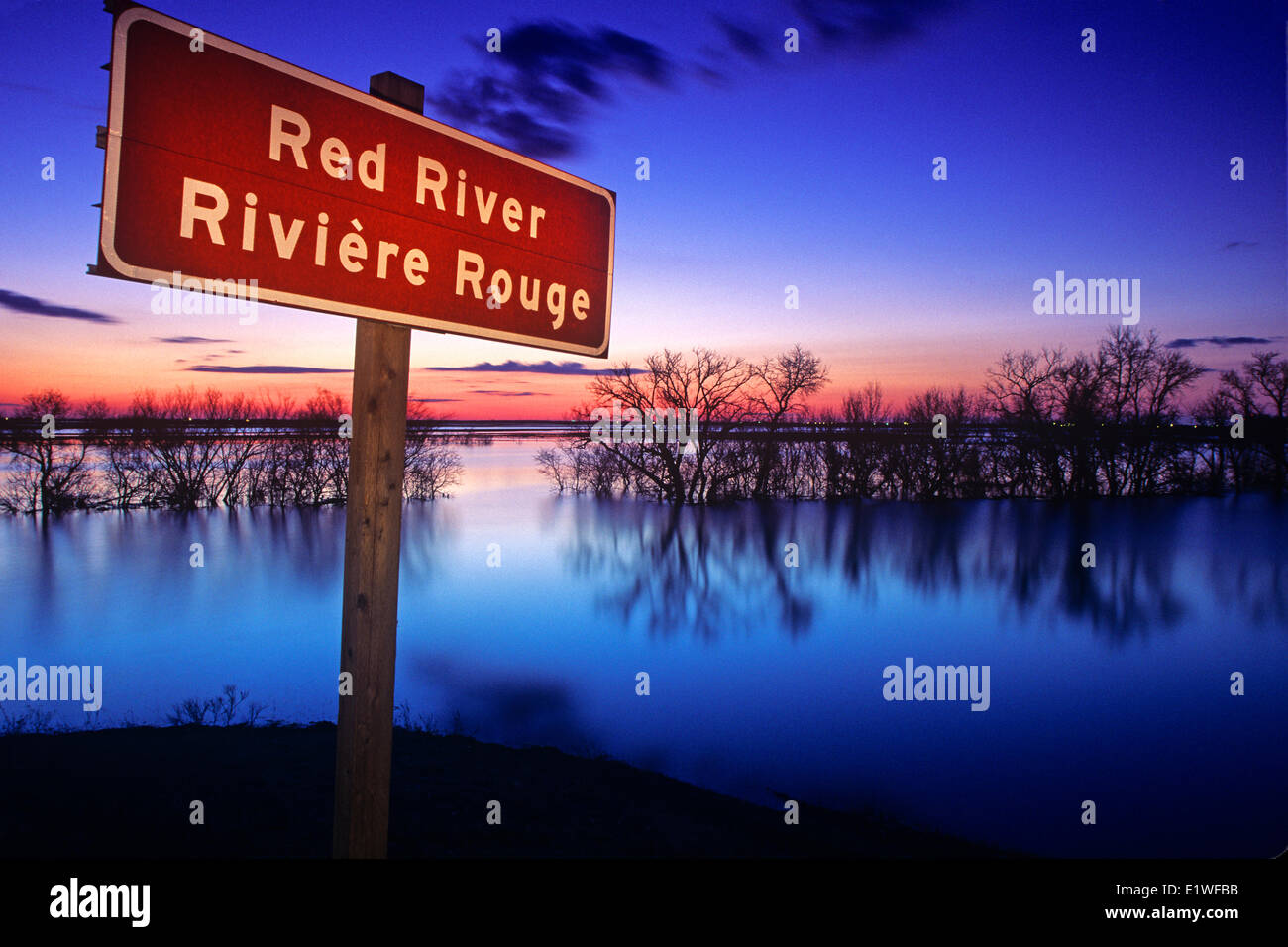 Beschilderung entlang des Roten Flusses mit Feder Fluss Hochwasser im Hintergrund, in der Nähe von St. Adolphe, Manitoba Stockfoto