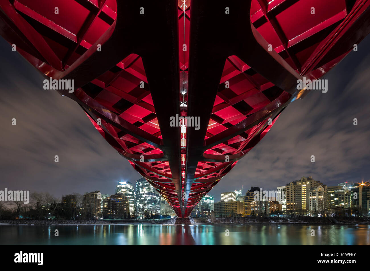Frieden-Fußgängerbrücke und Downtown Calgary reflektiert in den Bow River in der Nacht. Calgary, Alberta, Kanada. Stockfoto