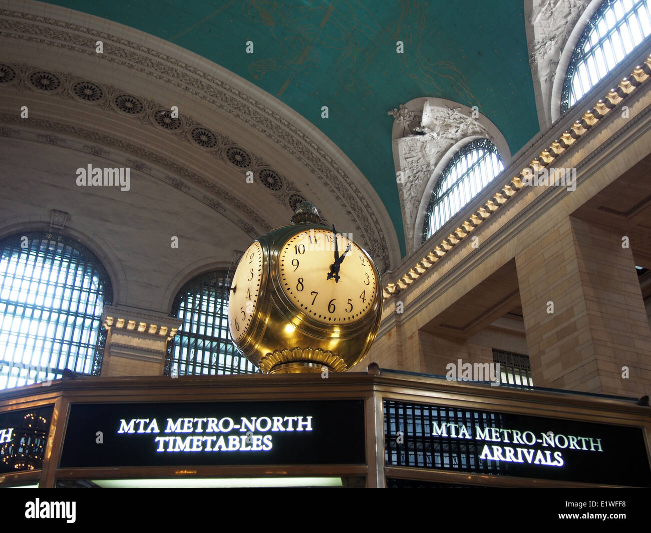 Die legendäre Uhr oben auf der Info-Stand am Grand Central Station, New York, USA, 30. Mai 2014, © Katharine Andriotis Stockfoto