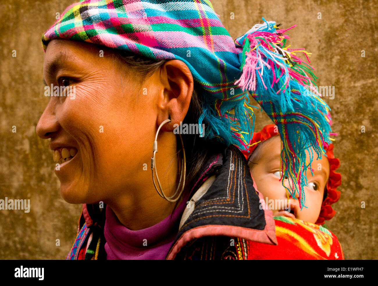 Hmong-Frau mit ihrem Baby in Sapa, Vietnam Stockfoto