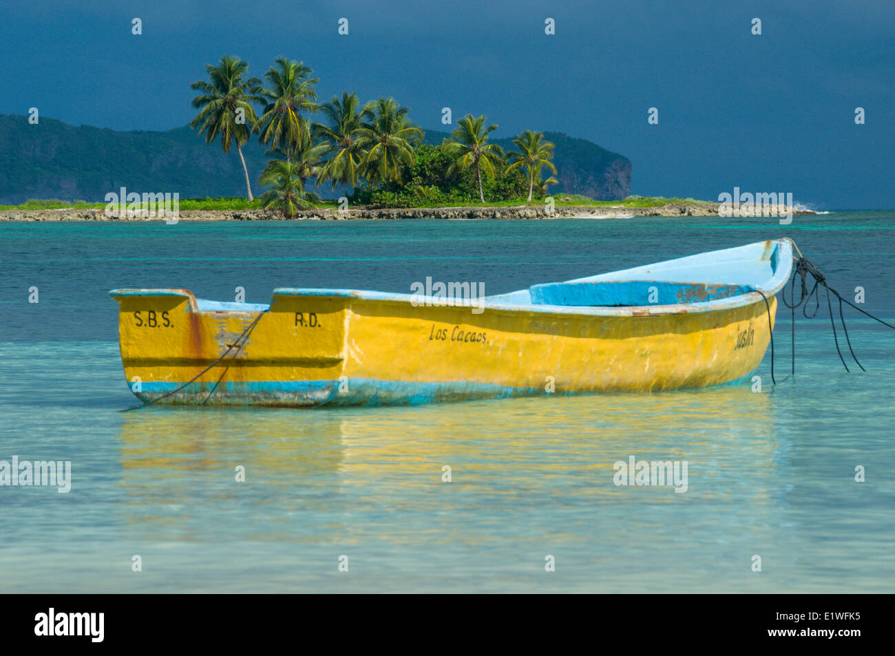 Ein Boot gefesselt am Strand von Las Galeras, Samana, Dominikanische Republik Stockfoto