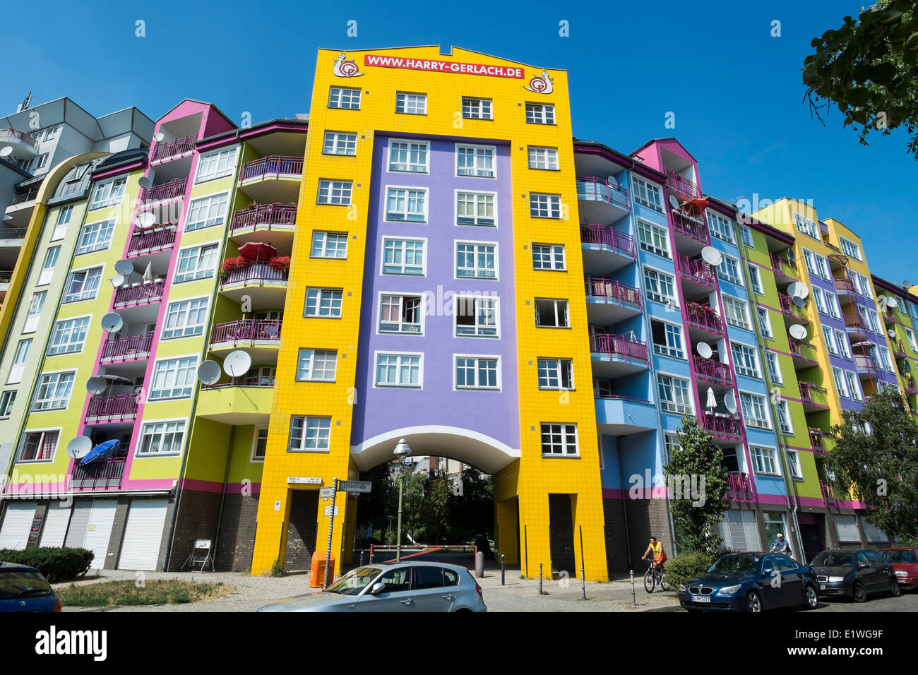 Bunte Fassade des Mehrfamilienhauses in Berlin-Deutschland Stockfoto