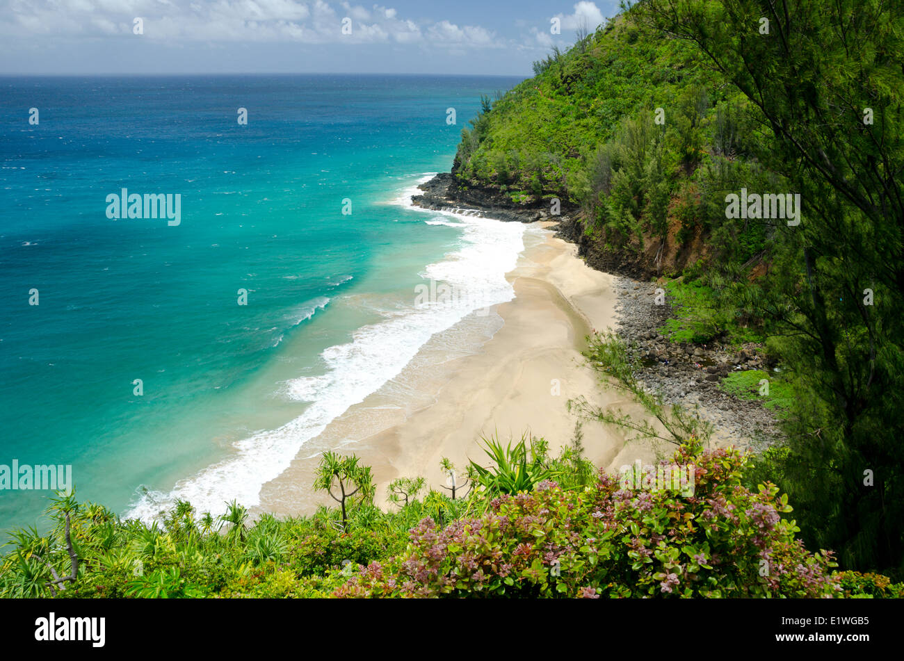 Hanakapiai Strand entlang der Kalalau Trail Na'Pali Küste Kaua ' i; ein beliebter Ort für Tagesausflügler, jedoch nicht empfehlenswert, zum Schwimmen Stockfoto