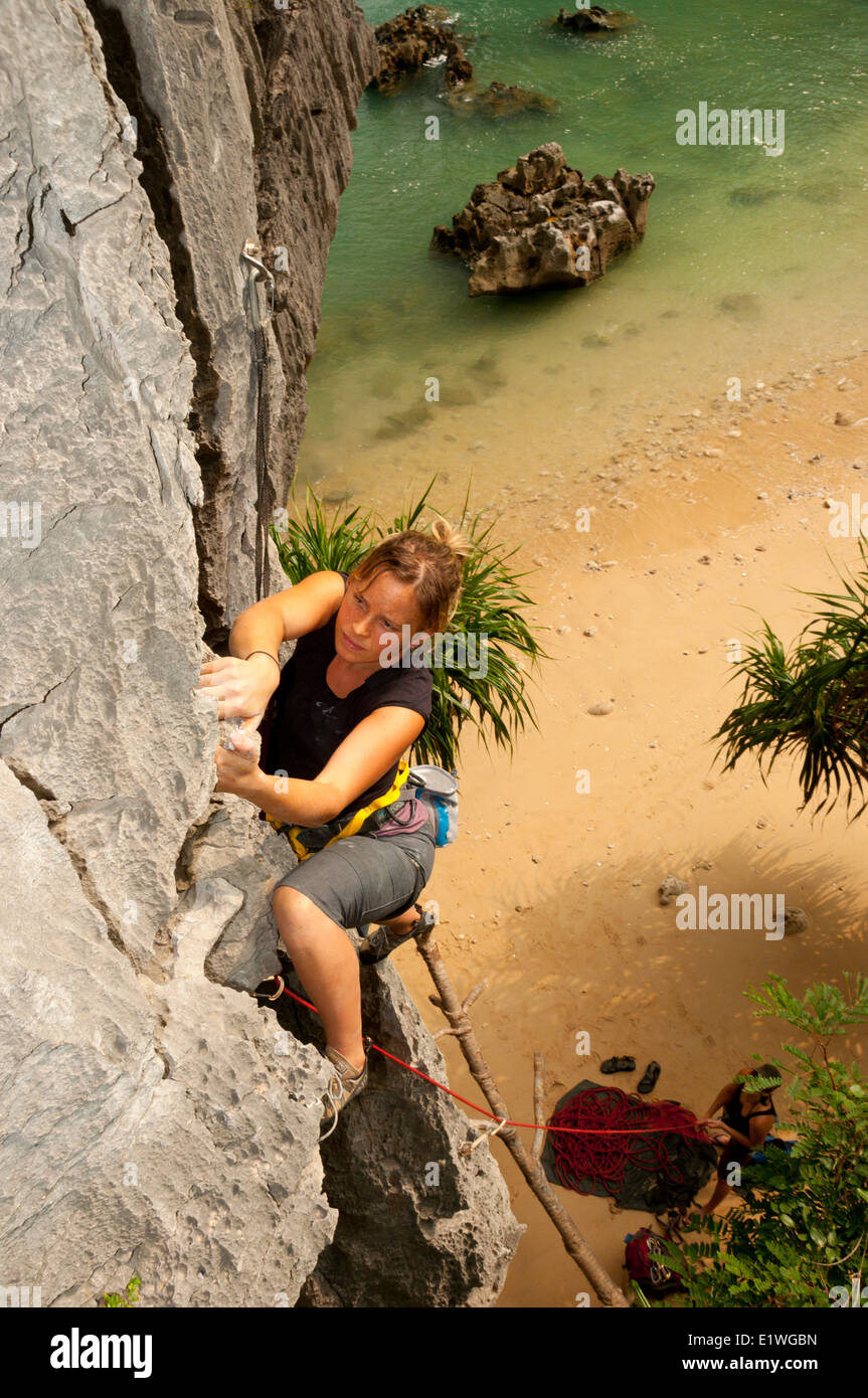 Eine junge Frau Klettern in Lan Ha Bucht, Vietnam Stockfoto
