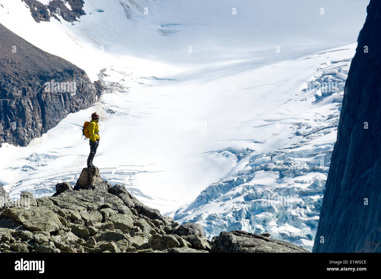 Ein Wanderer überblickt Bugaboo Gletscher im Bugaboo Alpine Provincial Park, Britisch-Kolumbien Stockfoto