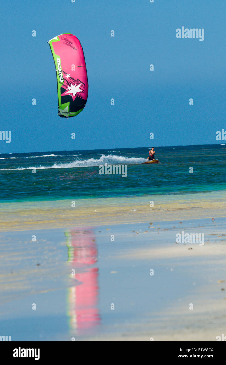 Kiteboarding auf ein relativ ruhiger Tag, Las Terrenas, Dominikanische Republik Stockfoto