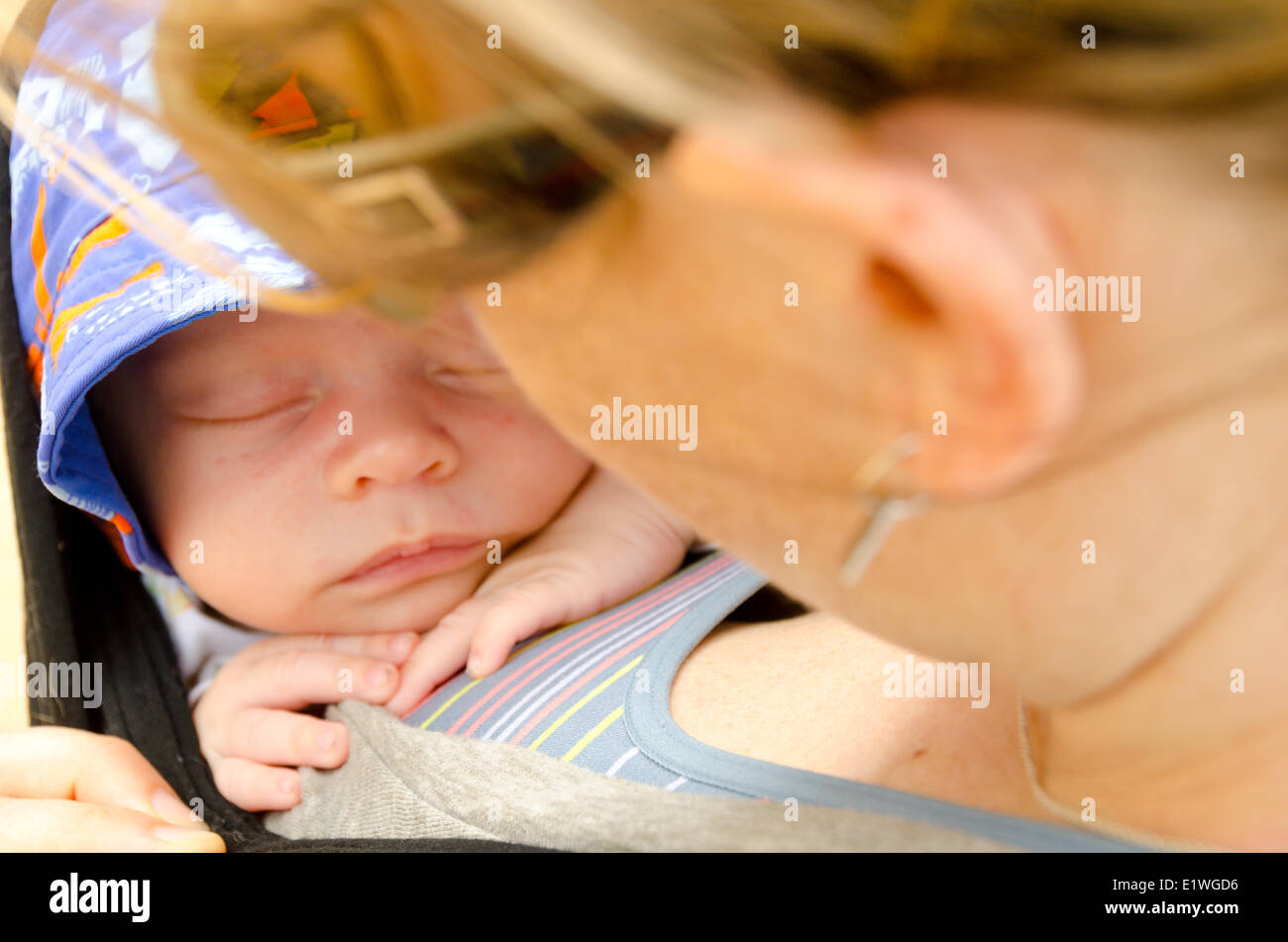 Baby Nuckelt Die Ganze Nacht An Der Brust www.alamy.de
