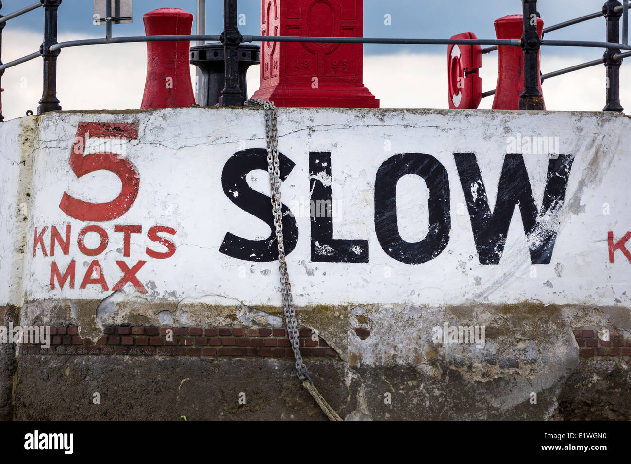 5 Knoten Max - langsam. Die Warnung auf der Einfahrt in den Hafen von Torquay, Devon - England. Stockfoto