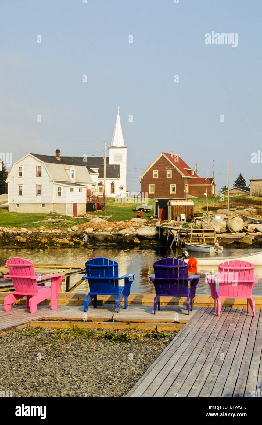 Adirondack Stühle am Kai, Aussicht, Nova Scotia, Kanada Stockfoto