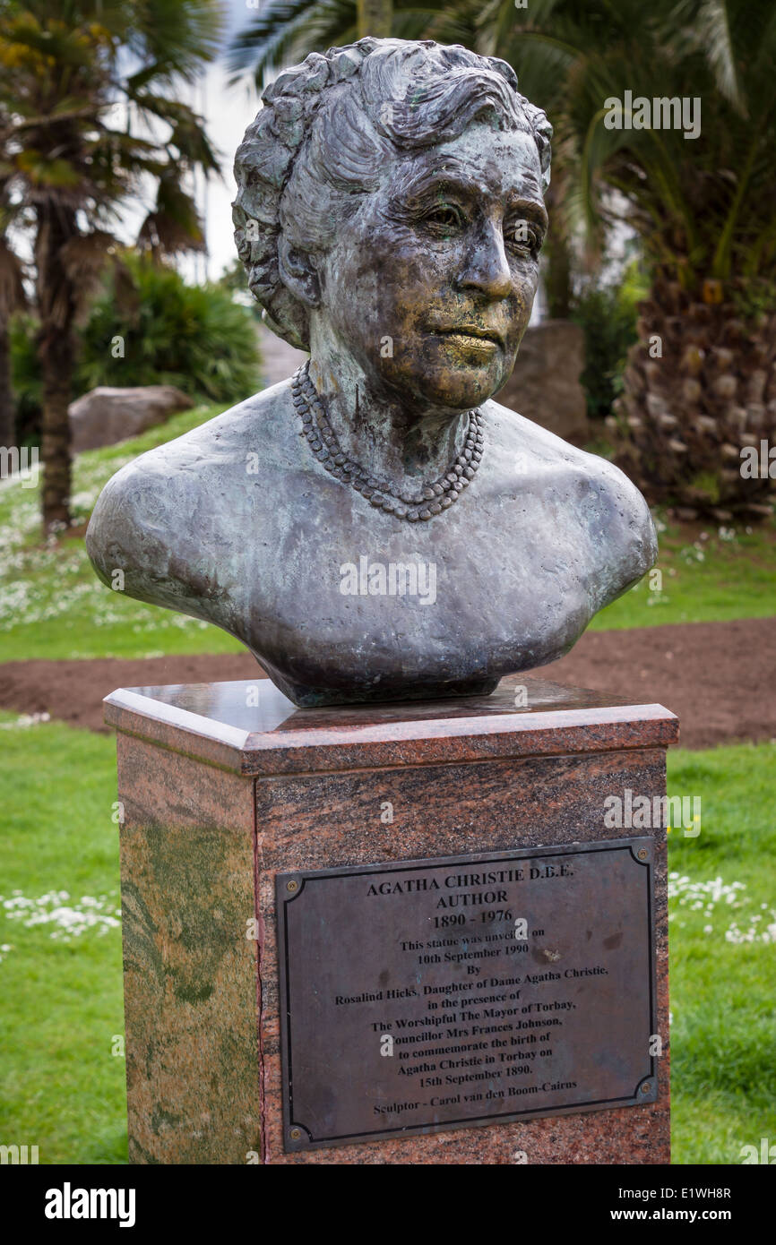 Eine Statue an den weltberühmten Autor Agatha Christie in ihrer Heimat Stadt Torquay, Devon - England. Stockfoto