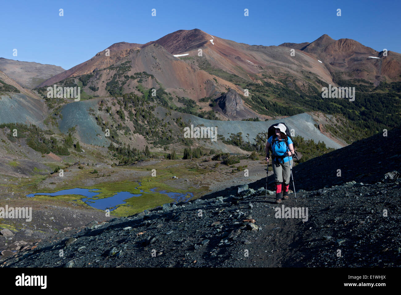 Hiker Ansätze Kamel Pass, Nea Peak und Eldorado Berg in der Ferne, südlichen Chilcotins, British Columbia, Kanada Stockfoto