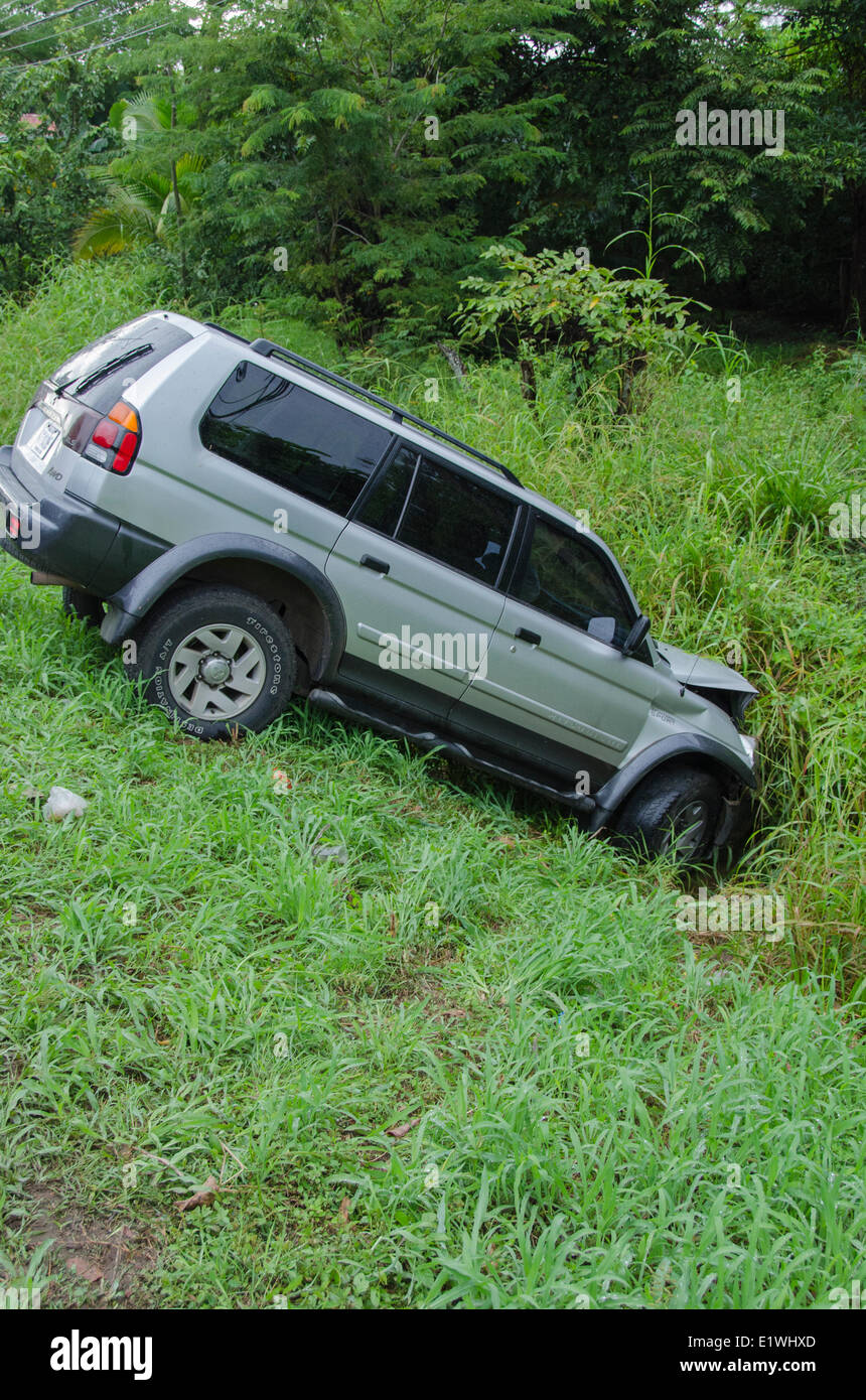 SUV im Graben, Guanacaste, liegt im nordwestlichen Teil des Landes eine Provinz von Costa Rica Stockfoto