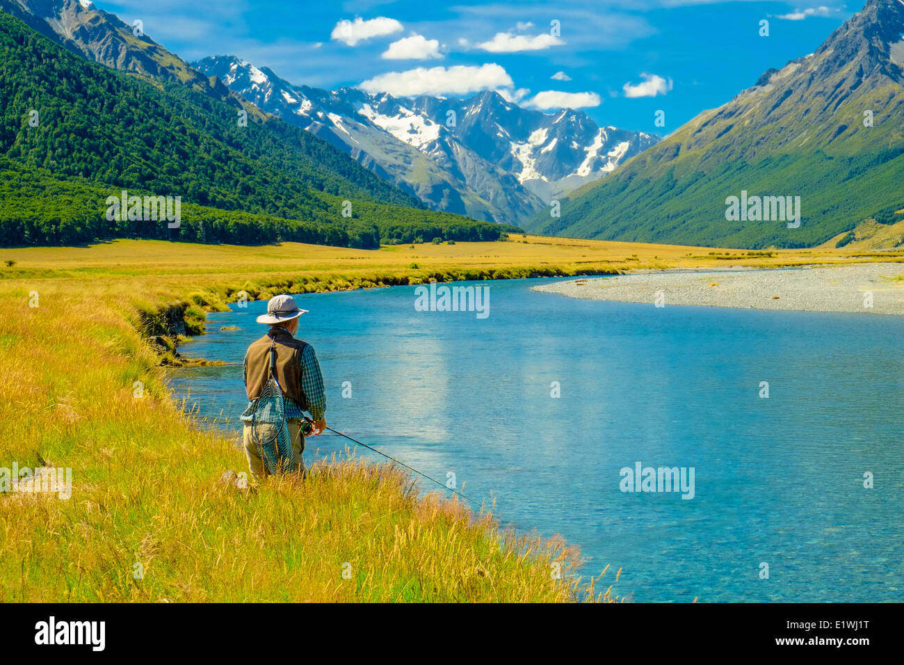 Ein Mann-Fliegenfischen an der Küste, Ahuriri River, Südinsel, Neuseeland, Forellenangeln Stockfoto