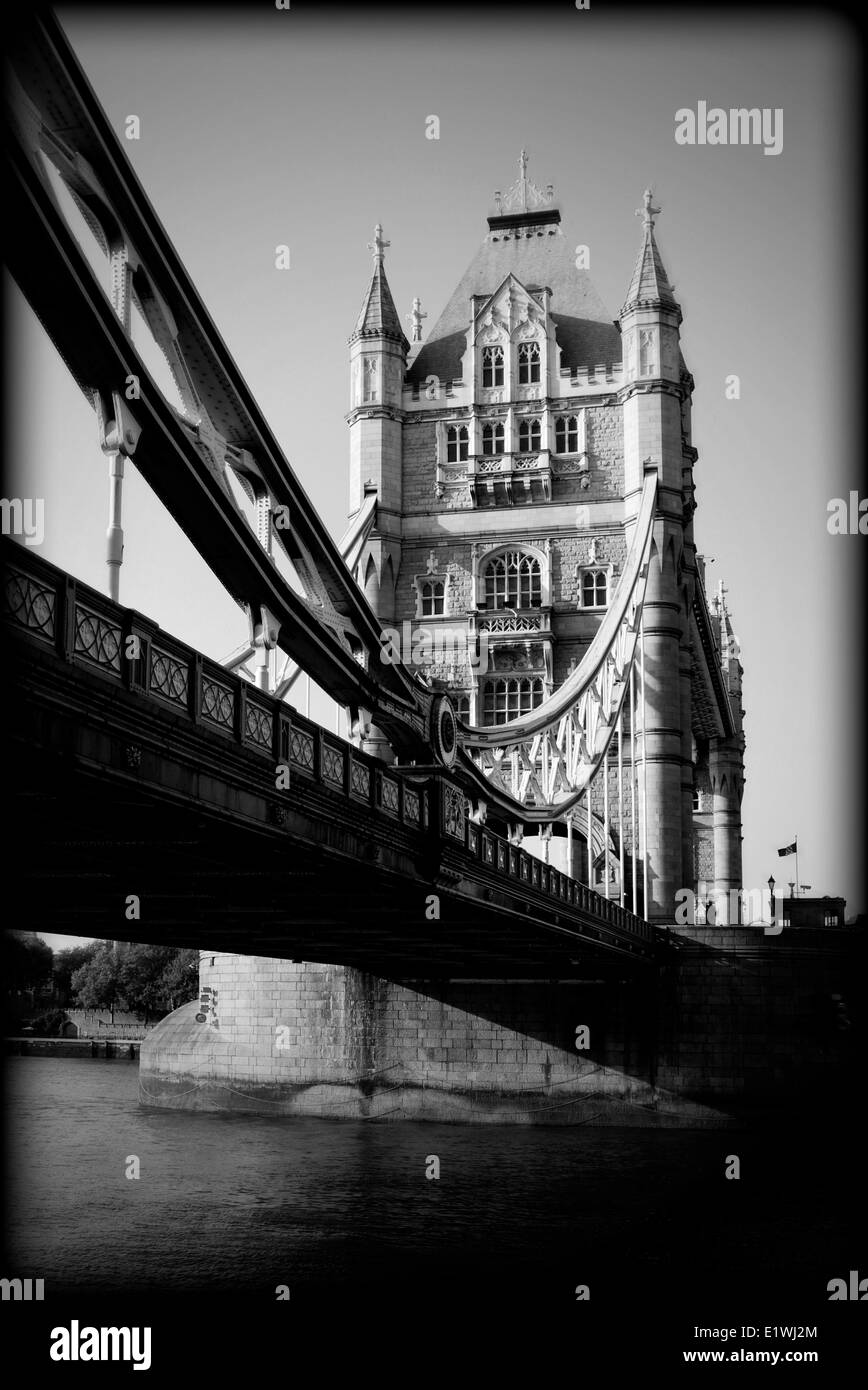 Tower Bridge in London, Vereinigtes Königreich. Blick vom Ufer Themse. Stockfoto