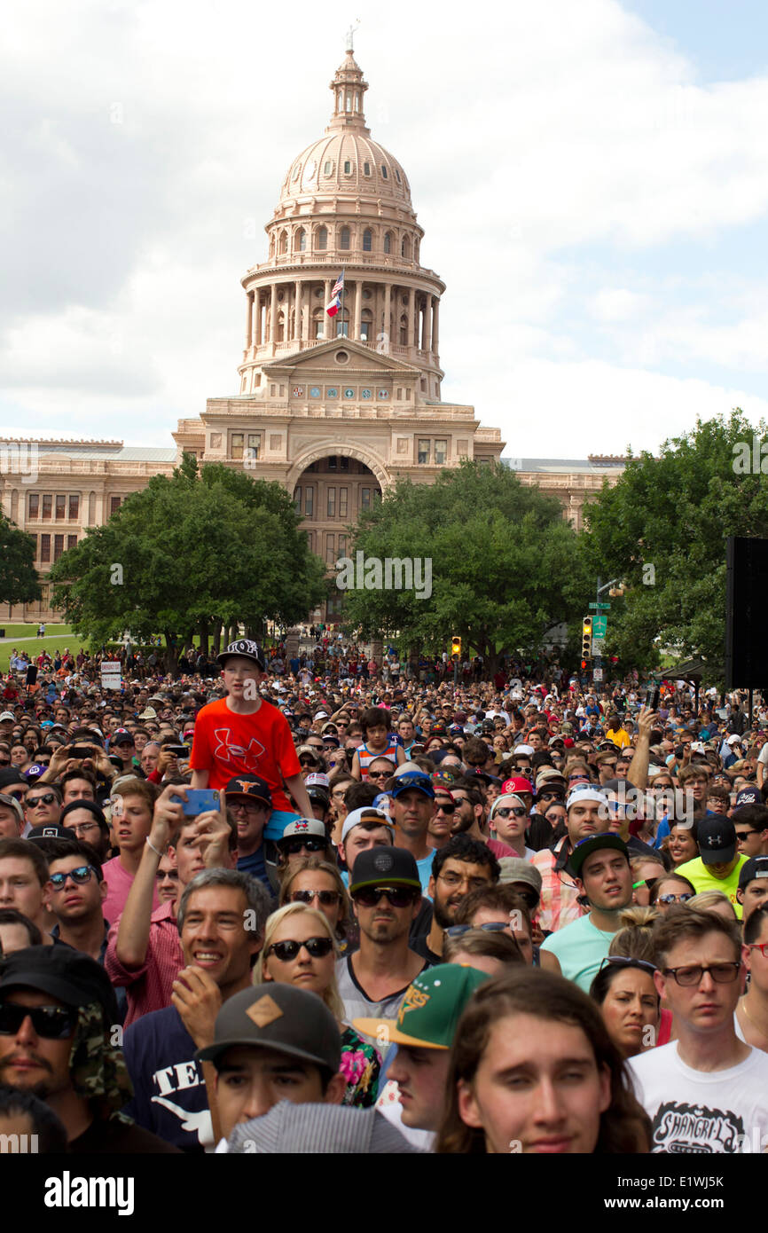 Große Menschenmenge versammelt, um eine X-Games-Ausstellung vor Texas Capitol in Austin, Texas zu sehen Stockfoto