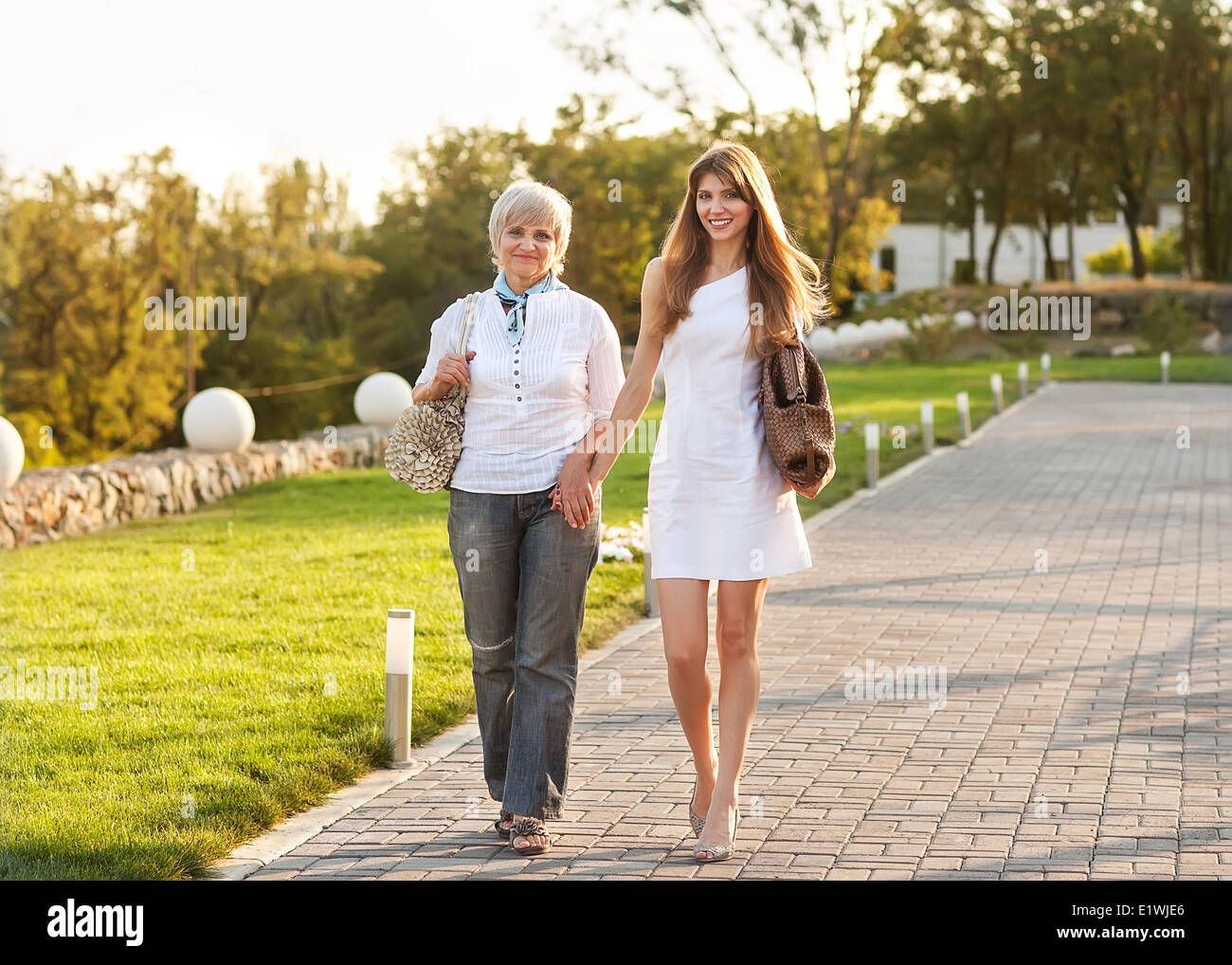 Erwachsene Mutter und Tochter Tee oder Kaffee trinken und reden im Freien. Muttertag. Stockfoto