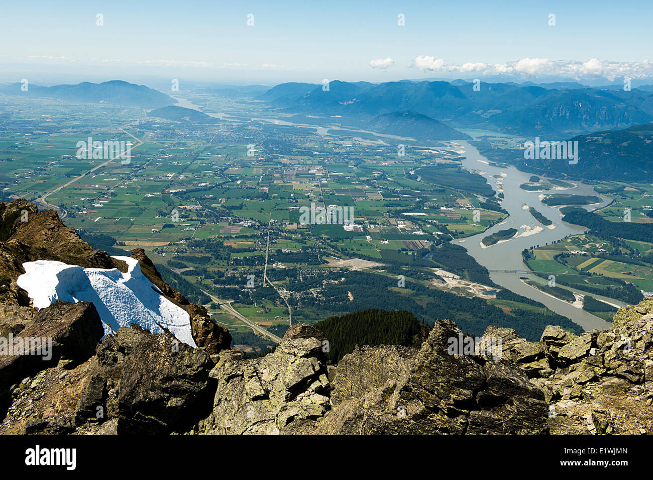 An der Spitze des Mount Cheam (Cheam Peak) nach unten in Richtung Chilliwack, BC. Stockfoto