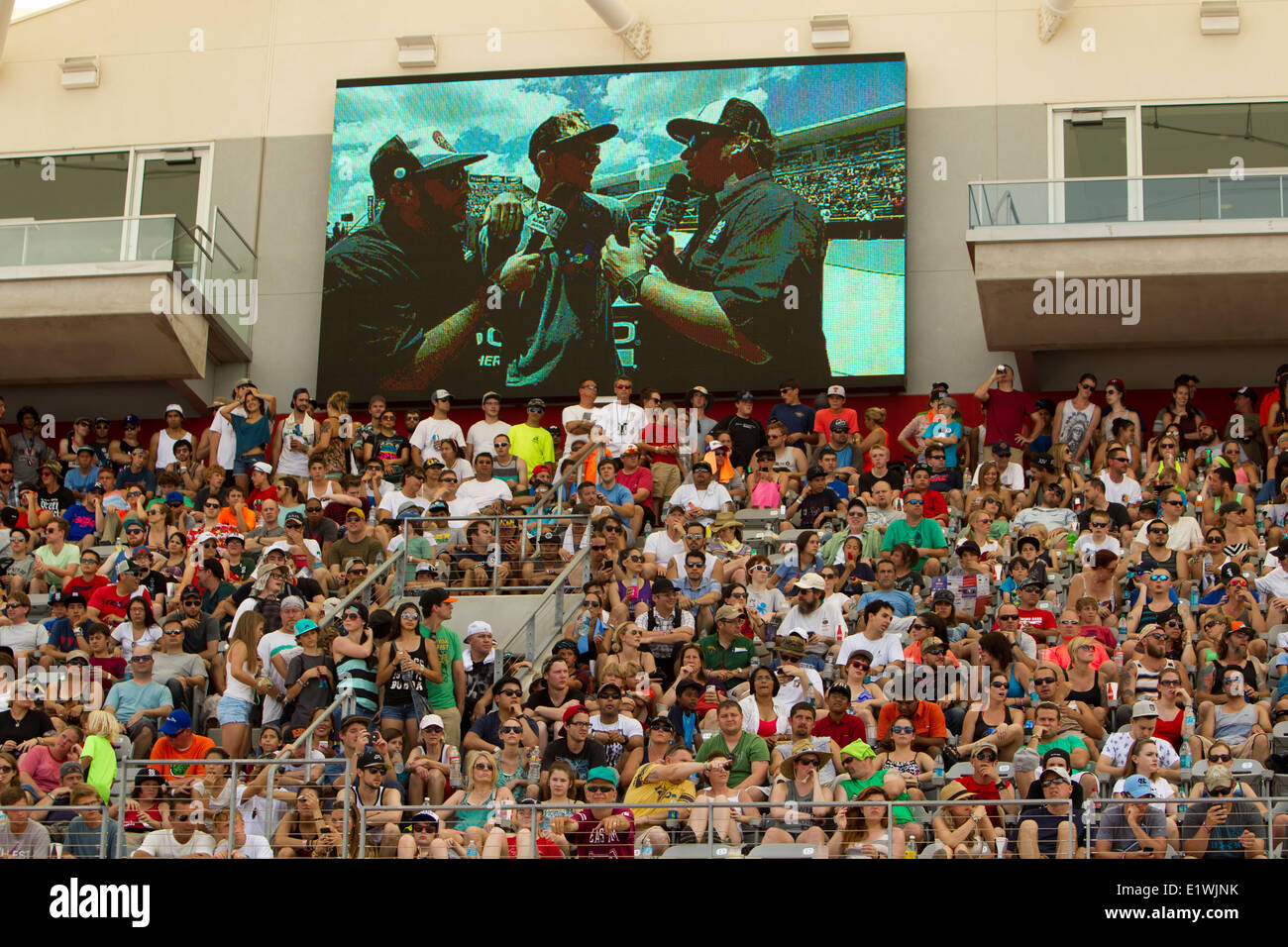 Menschenmassen in Tribüne von den X-Games in Austin, Texas statt Juni 2014 große Bildschirme mit Video Interviews mit Sportlern gezeigt Stockfoto