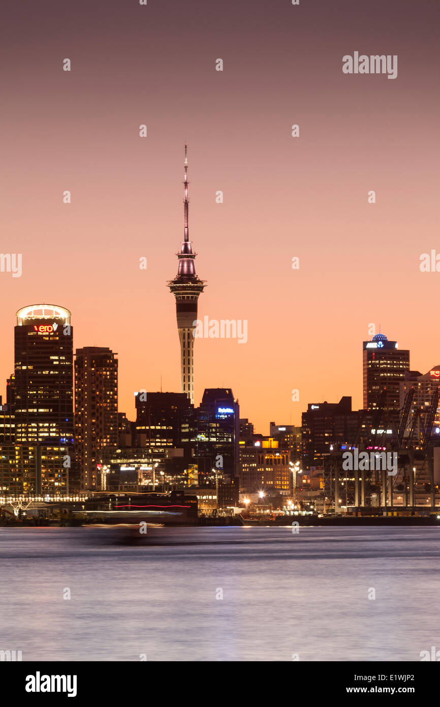 Auckland City Skyline bei Sonnenuntergang gesehen von Devonport, Neuseeland Stockfoto