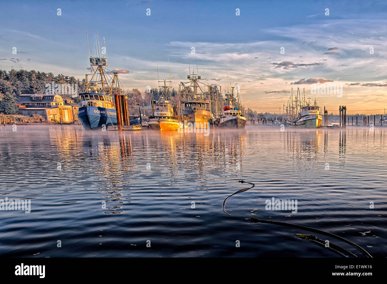 Masset BC-Haida Gwaii-Nebel kommen aus dem Wasser im Hafen, schöner Tag als die Sonne aufgeht Stockfoto