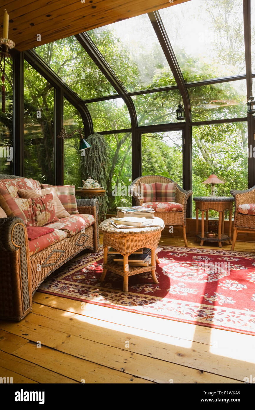 Solarium zimmer an ein altes kanadisches wohnblockhaus angeschlossen ...