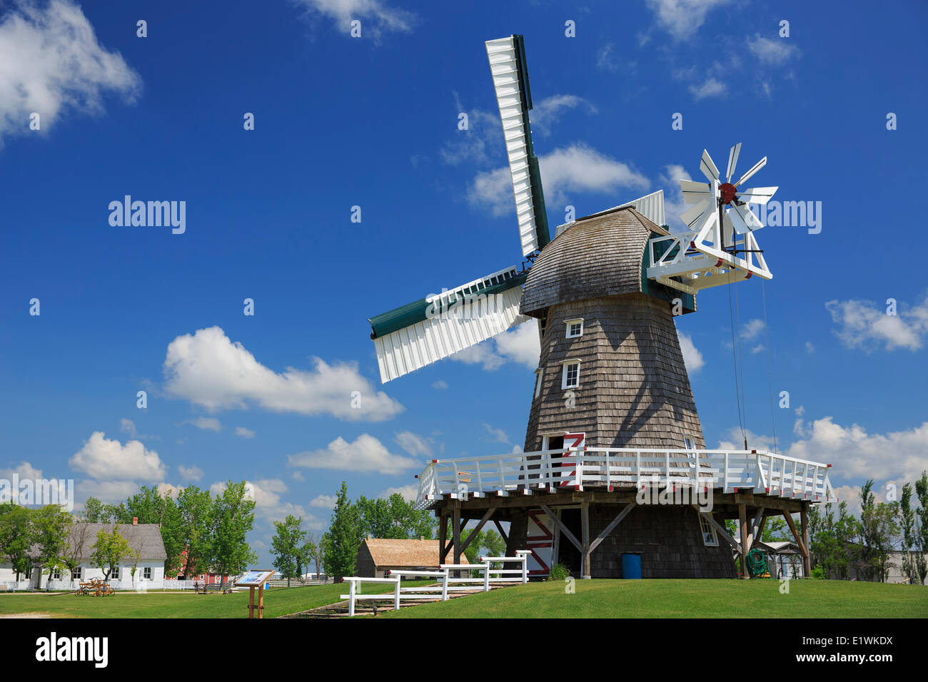 Windmühle am Mennonite Heritage Village, Steinbach, Manitoba, Kanada Stockfoto