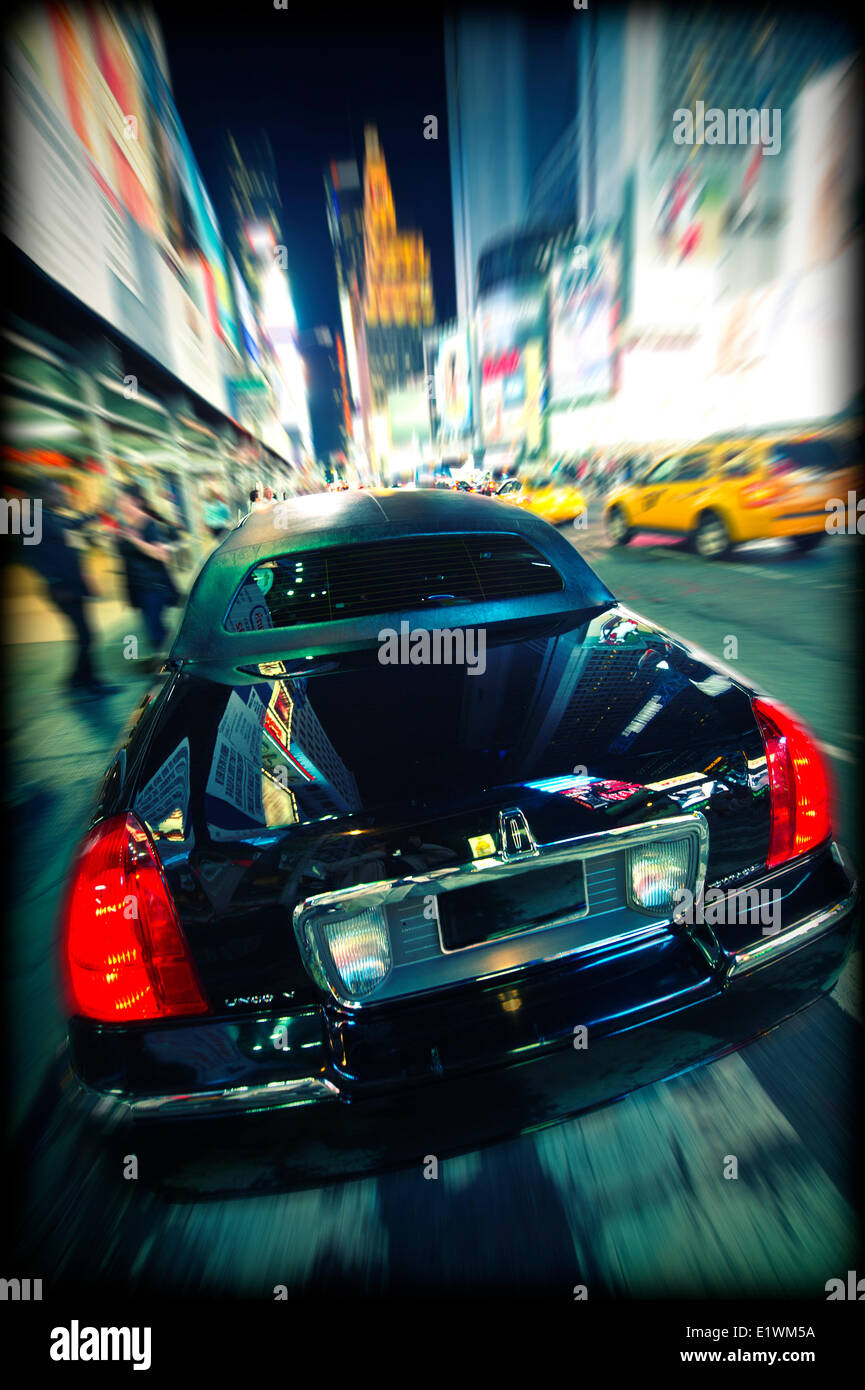 Schwarze Limousinen geparkt am Straßenrand am Times Square in New York City Stockfoto