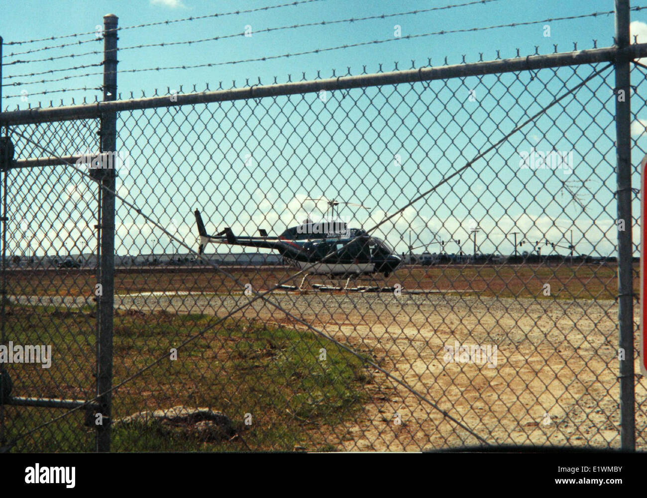 Diese Abbildung zeigt einen Bell 206-L4 Hubschrauber, registriert mit der Seriennummer 52094. Der Bell 206 ist ein weit verbreiteter Hilfshubschrauber, der für seine Zuverlässigkeit und Vielseitigkeit sowohl in zivilen als auch militärischen Anwendungen bekannt ist, einschließlich Such- und Rettungsaktionen und Luftvermessungsoperationen. Stockfoto