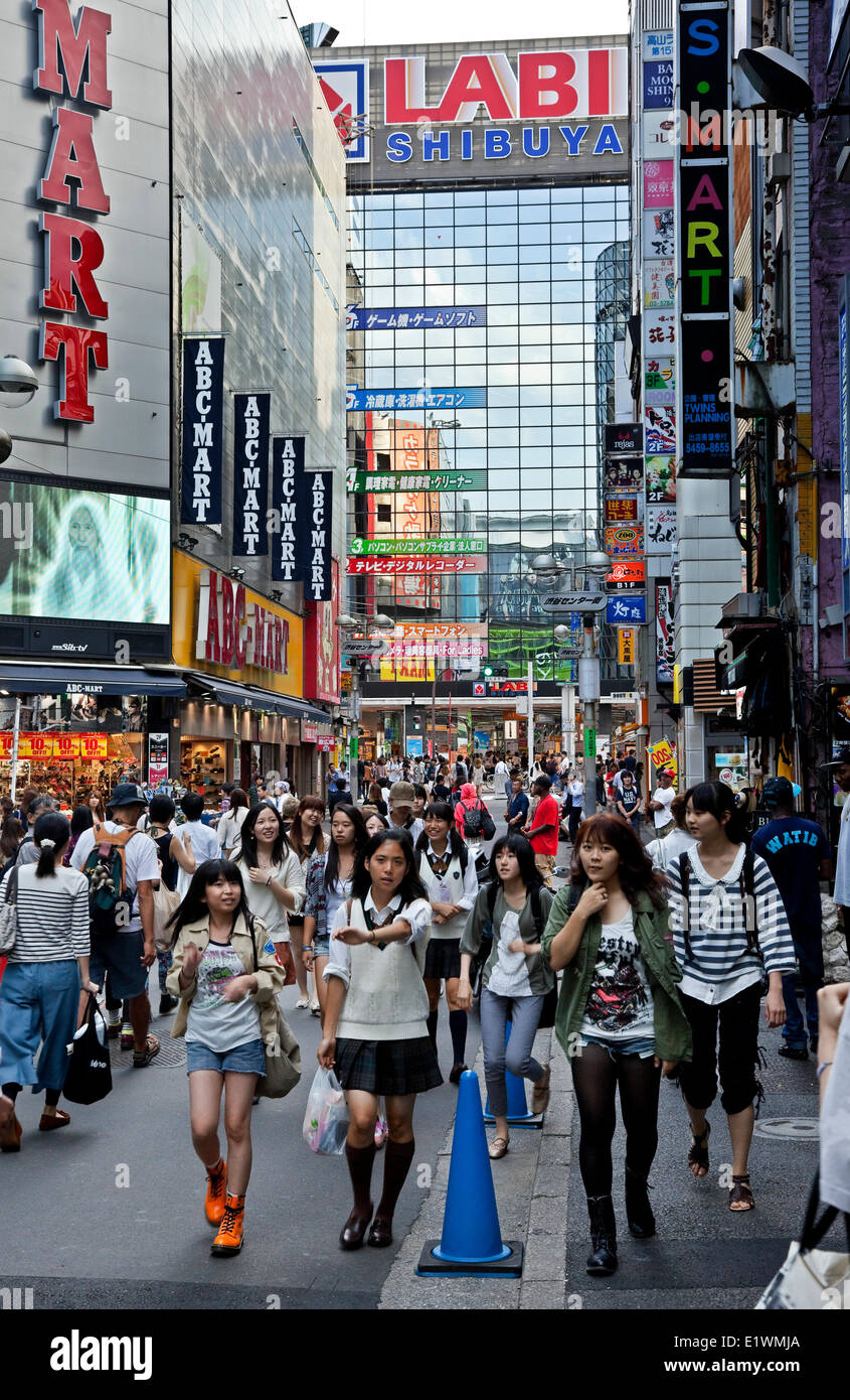 Das Fashion-Center für den unter-30-Menge, Shibuya ist ein wichtiger Ort in der japanischen Popkultur. Die Gegend ist voll gepackt mit bo Stockfoto