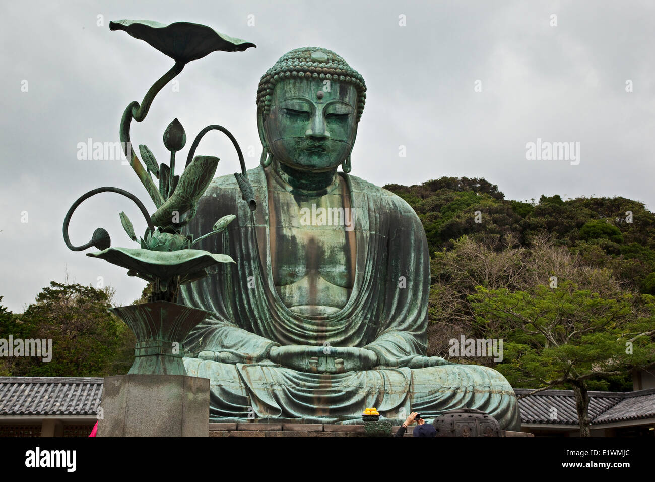 Befindet sich auf dem Gelände der Kotokuin Tempel des großen Buddha (Daibutsu) Kamakura steht 13,35 Meter hoch ist der zweitgrößte Stockfoto