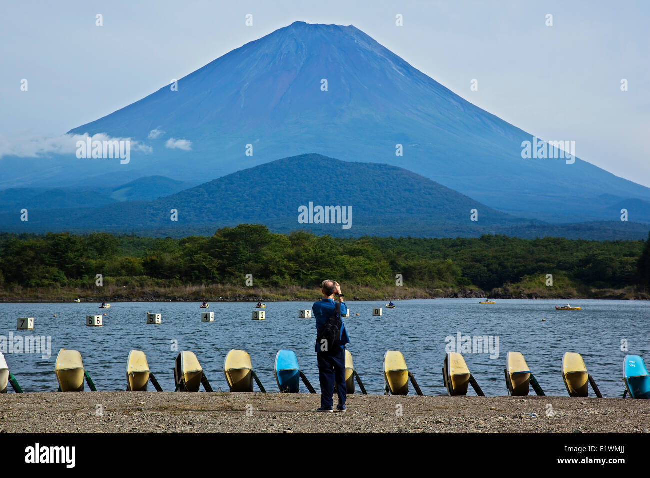 Mount Fuji gesehen von den Ufern des Sees Shoji, die kleinste der fünf Seen entlang der nördlichen Fuß des Vulkans. Weitgehend und Stockfoto