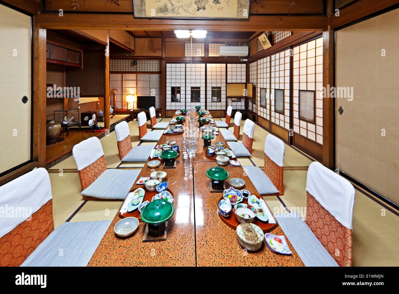 Traditionellen japanischen Stil Esszimmer für Gäste, die in Sumiyoshi Ryokan in Takayama Japan. Ein Ryokan ist eine traditionelle Art Stockfoto