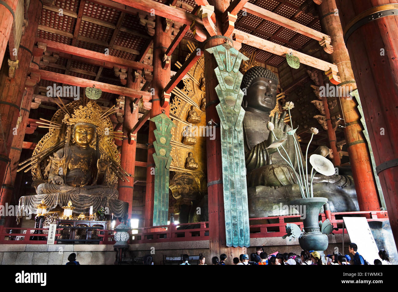 Im Inneren des Todaiji-Tempels in Nara, Japan sitzt die 15 Meter hohe Bronzestatue des Daibutsu (Statue auf der rechten Seite der th Stockfoto