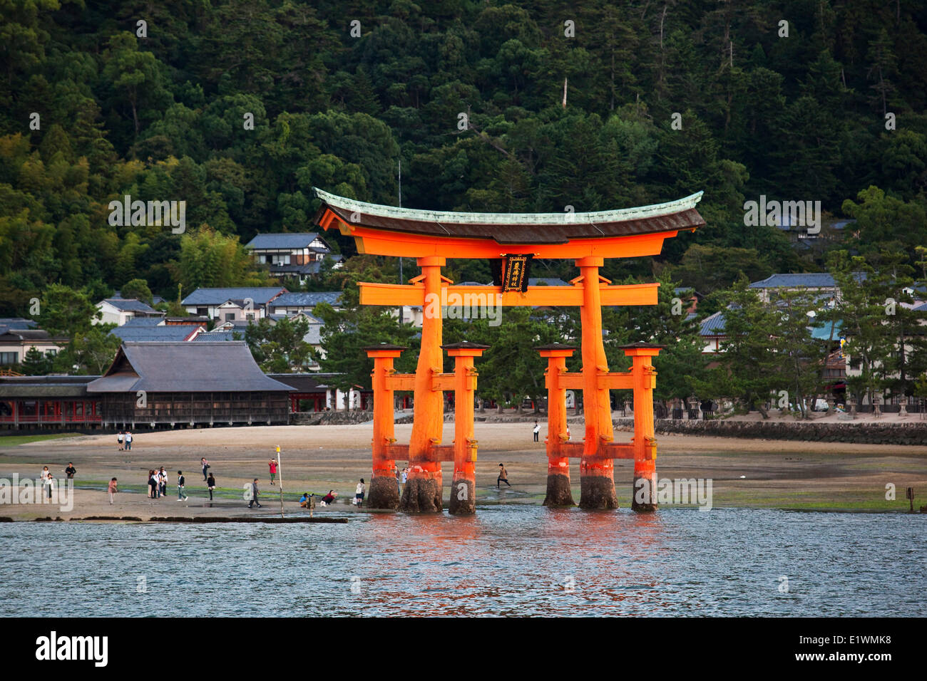 Vermillion Gate oder Torii markiert den Eingang zum Itsukushima-Schrein auf der Insel Miyajima befindet sich eine Autostunde von Hi Stockfoto