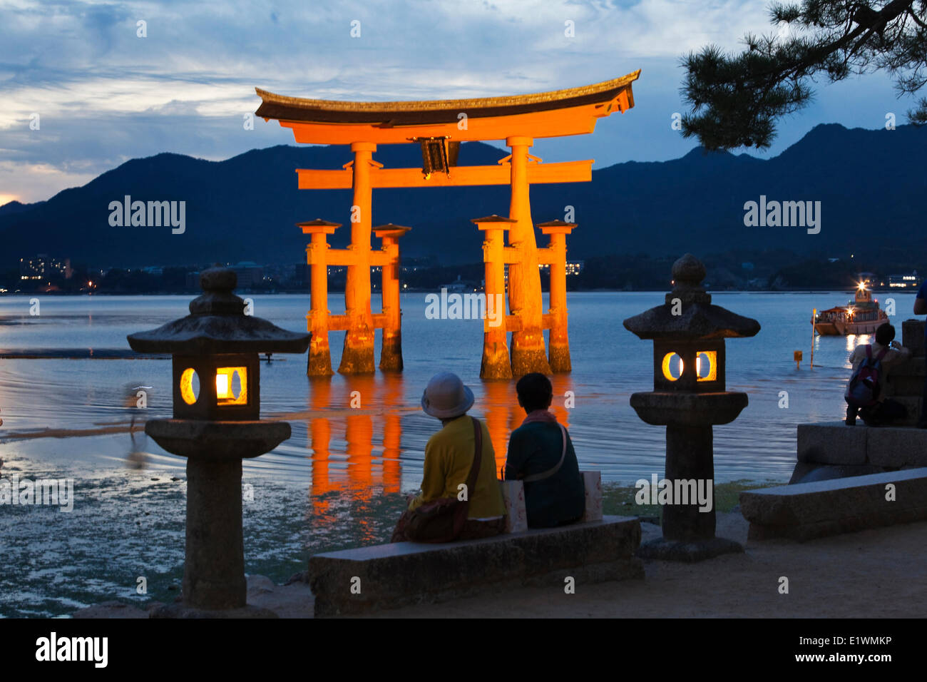 Kultige Torii-Tor in einer kleinen Bucht vor Insel Miyajima, Japan, Stockfoto