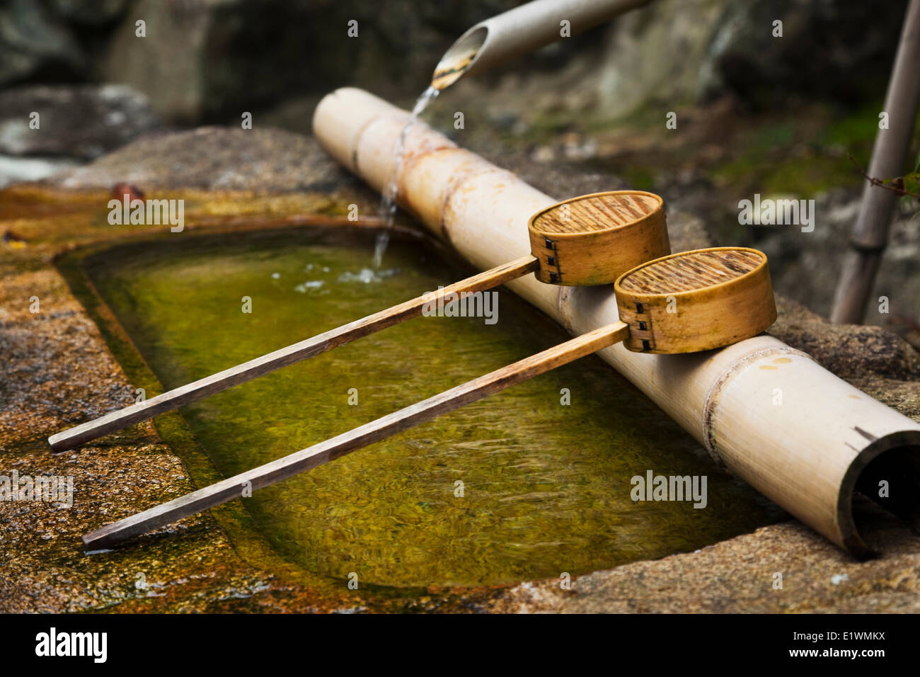 Reinigung-Brunnen am Kibitsuhiko-Schrein im Landkreis Kibiji nordöstlich von Okayama, Japan. Stockfoto