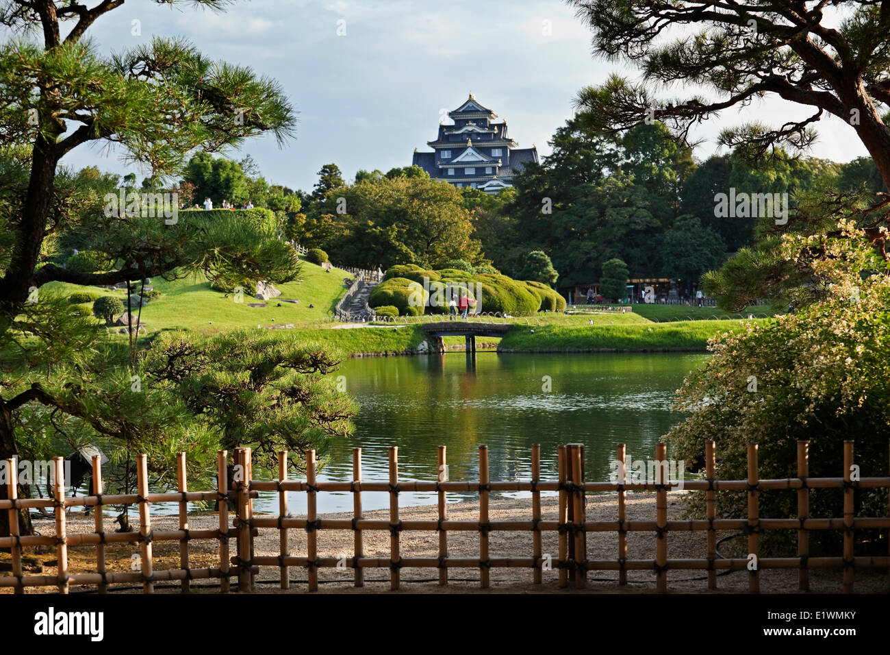 Einer der drei schönsten Gärten in Japan, Korakuen liegt im Süden von Okayama Castle (erscheint in der Hinterg Stockfoto