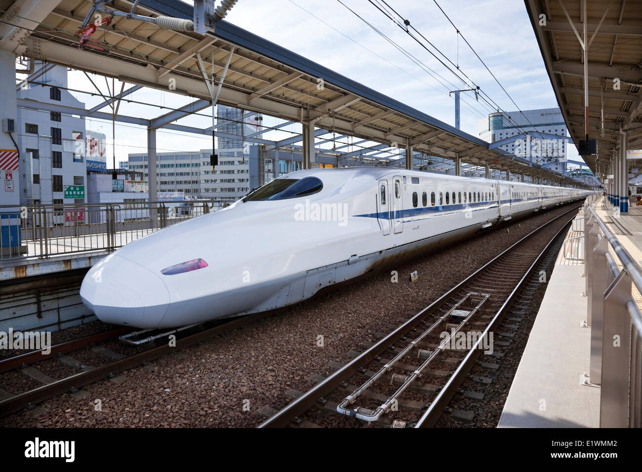 Shinkansen bezieht sich auf die japanischen Hochgeschwindigkeitszüge der Schnellfahrstrecke in Netzwerk betrieben von vier Japan Railways Group Stockfoto