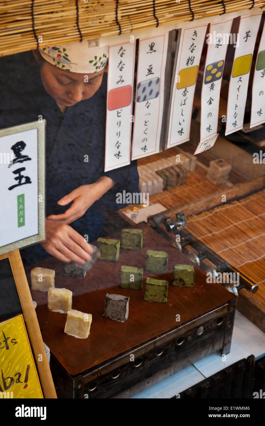 Ladenbesitzer Wagashi Süßwaren auf ihr Schaufenster Display platzieren. Ninenzata Straße, in Kyoto, Japan. Stockfoto