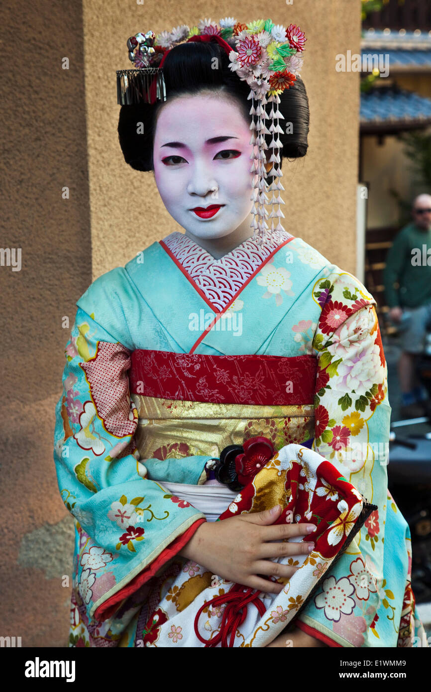 Bei einem Besuch in der Altstadt Higashiyama in Kyoto ist es nicht ungewöhnlich, Maikos und Geishas, die ungefähr Besorgungen zu sehen Stockfoto