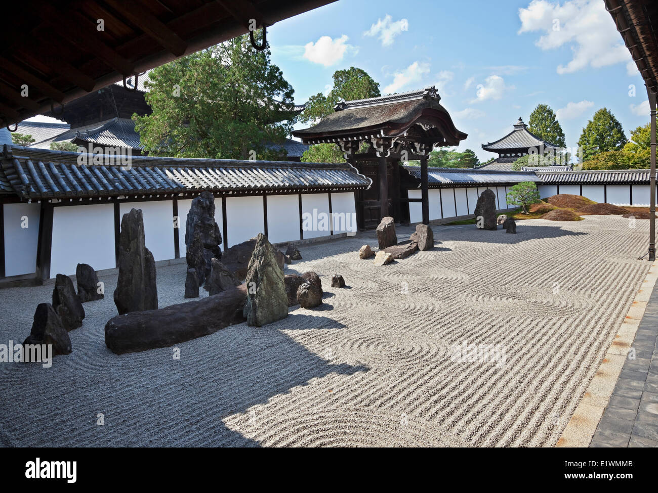 Trockene Stein Garten auf der Südseite die Hojo oder wichtigsten Gebäude Tofukuji Tempel in Kyoto, Japan. Stockfoto